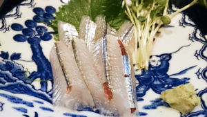 暖簾の先は日本海。井の頭線の「おさかなランド」